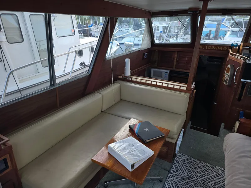 Slide: The Image of Tollycraft Sedan Convertible 1981 - 10