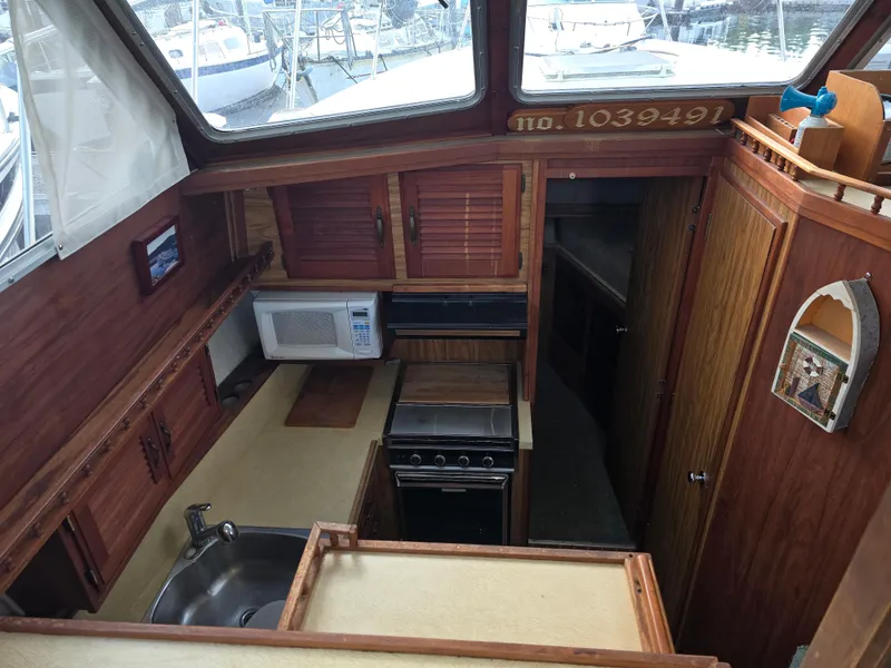 Slide: The Image of Tollycraft Sedan Convertible 1981 - 12