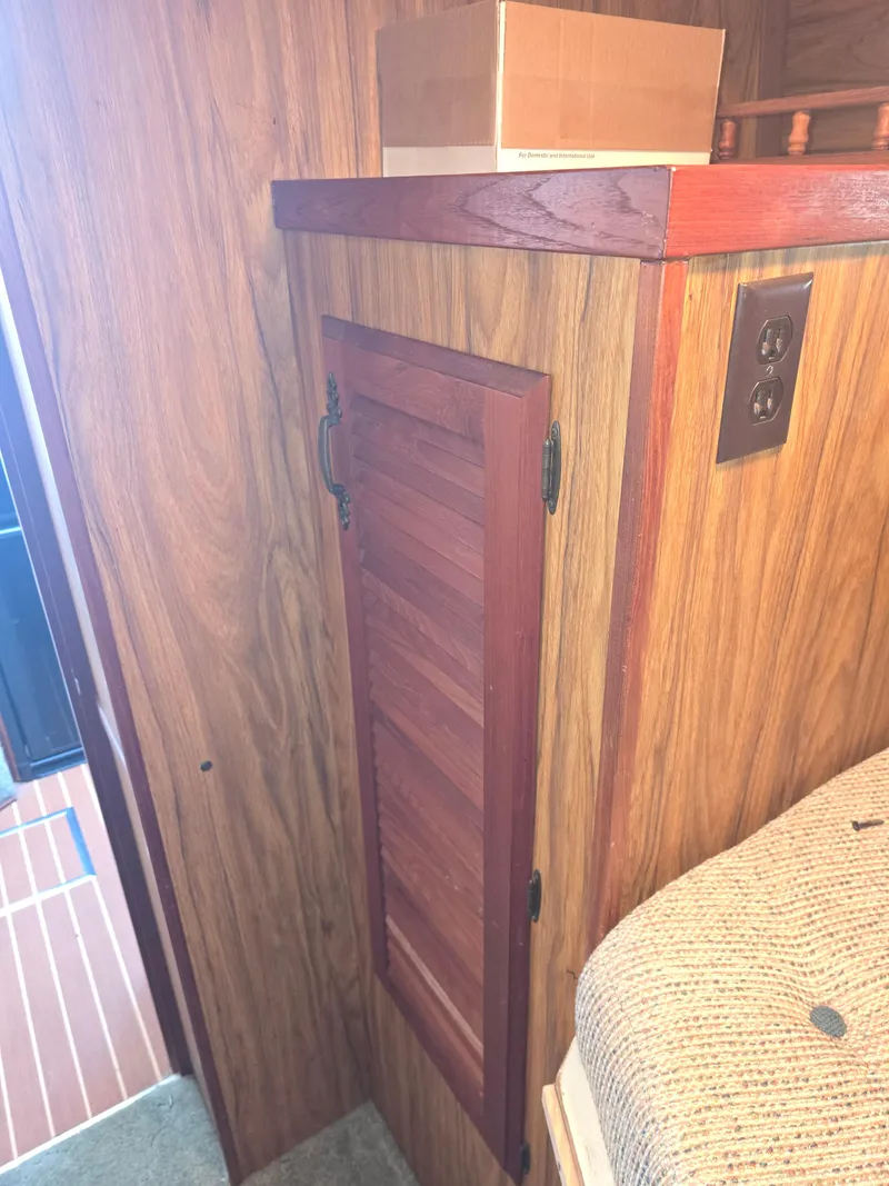 Slide: The Image of Tollycraft Sedan Convertible 1981 - 16