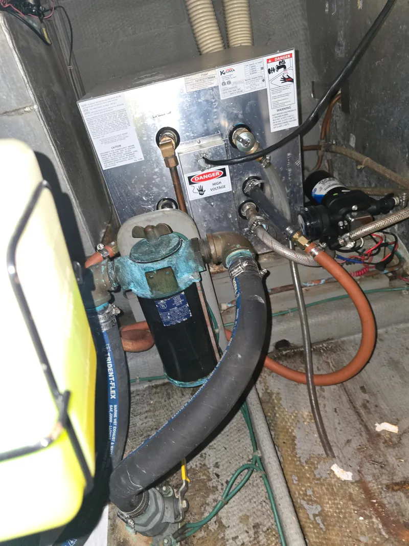 Slide: The Image of Tollycraft Sedan Convertible 1981 - 24