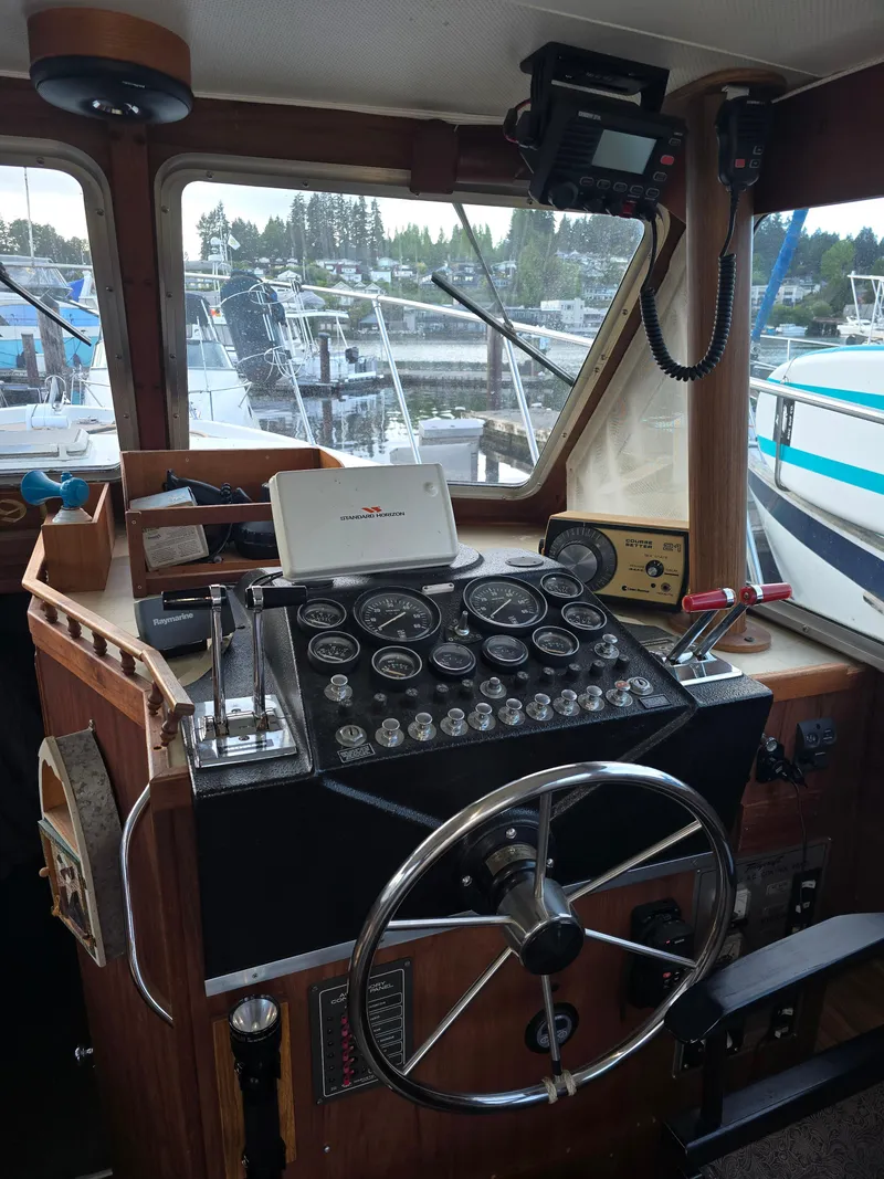 Slide: The Image of Tollycraft Sedan Convertible 1981 - 7