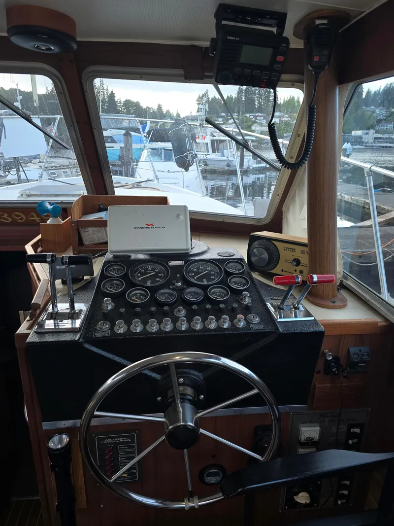 Slide: The Image of Tollycraft Sedan Convertible 1981 - 8