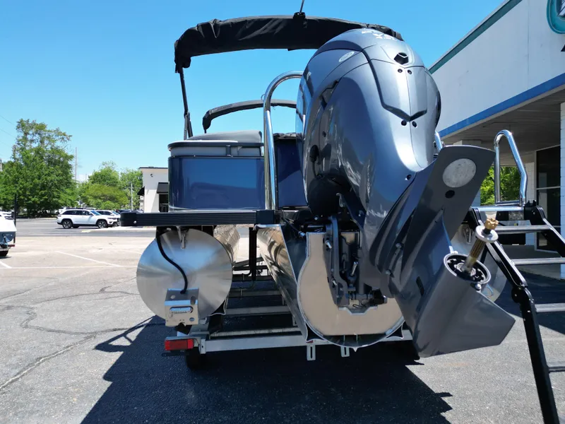 Slide: The Image of Tahoe LTZ QL23T DX 2025 - 15