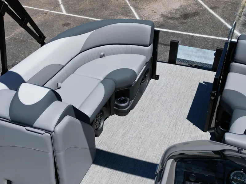 Slide: The Image of Tahoe LTZ QL23T DX 2025 - 24