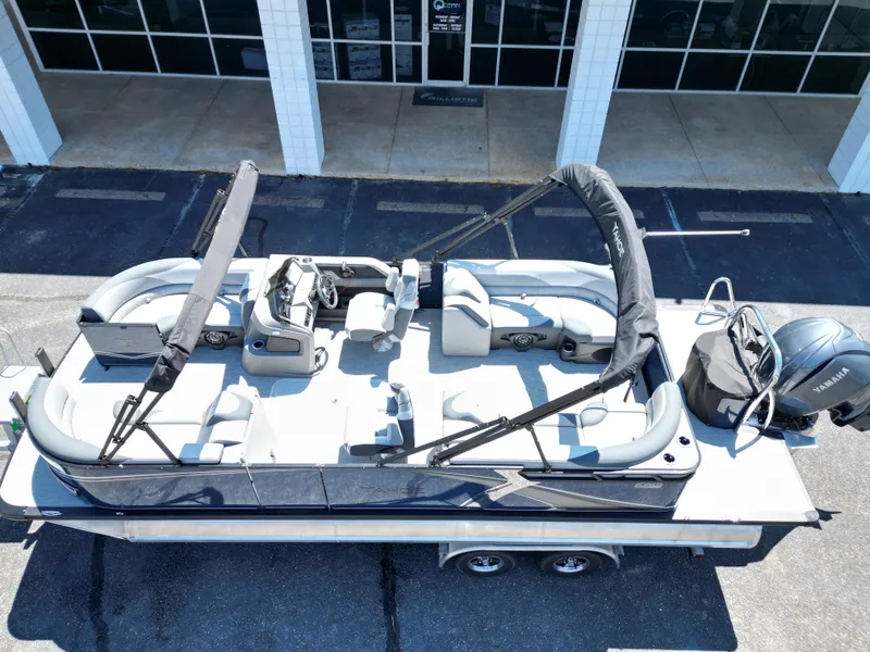 Slide: The Image of Tahoe LTZ QL23T DX 2025 - 3