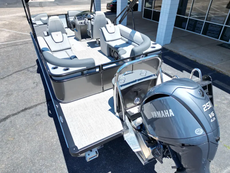 Slide: The Image of Tahoe LTZ QL23T DX 2025 - 8