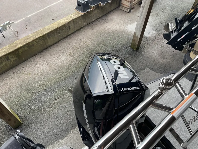 Slide: The Image of Overhead view of a 2025 Harris SUNLINER 230 SLDH with Mercury outboard motor. - 10