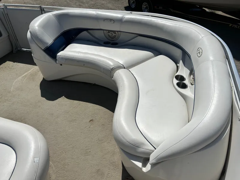 Slide: The Image of White seating area on a 2006 Harris 230 Royal Heritage boat. - 8