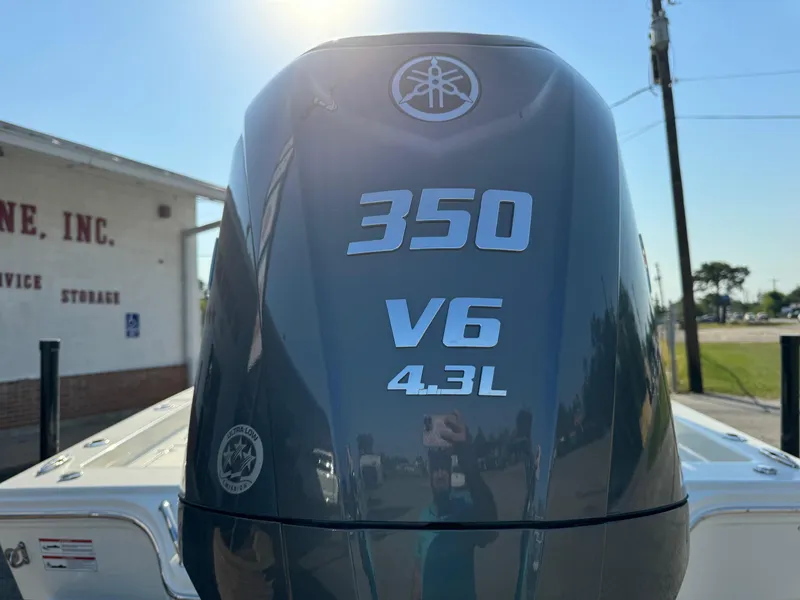 Slide: The Image of Yamaha 350 V6 4.3L engine on 2025 Pathfinder 2600 TRS boat. - 17