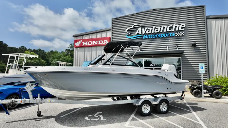 The Image of 2025 Bayliner Trophy 22 Side Console boat at Avalanche Motorsports dealership. - 1