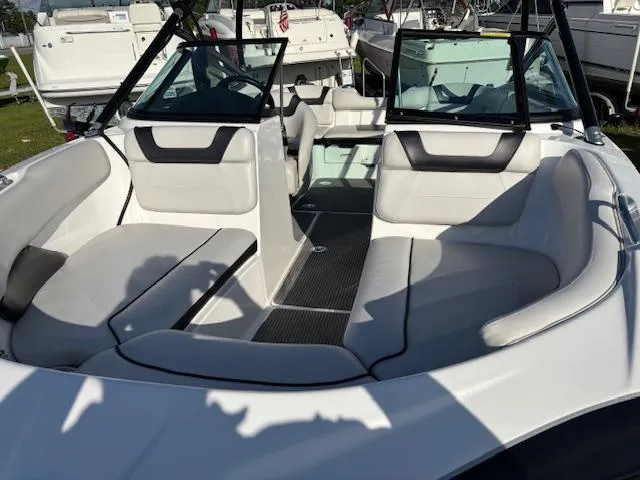 Slide: The Image of 2014 Yamaha Boats AR192 interior with spacious seating and modern design. - 16