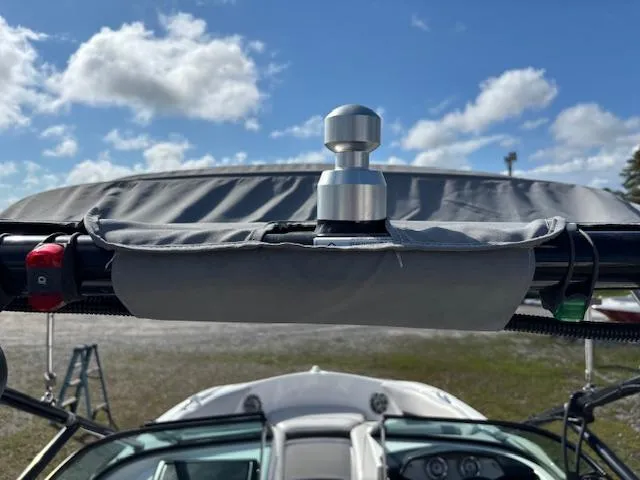Slide: The Image of 2014 Yamaha Boats AR192 with bimini top and tow point under a blue sky. - 20