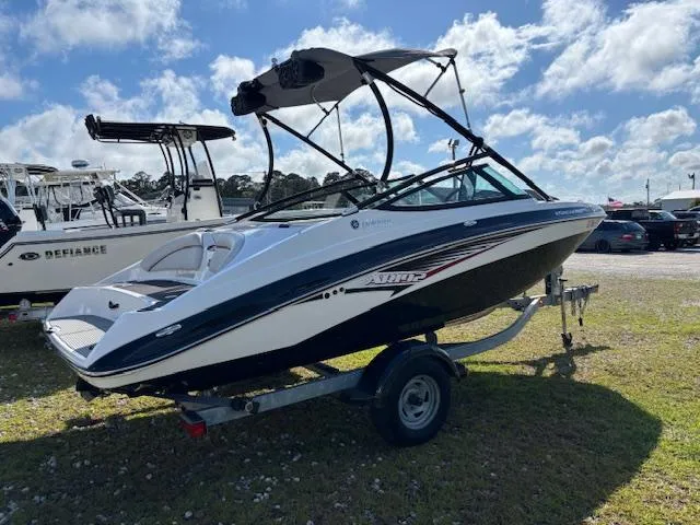 Slide: The Image of 2014 Yamaha Boats AR192 on trailer under blue sky. - 4