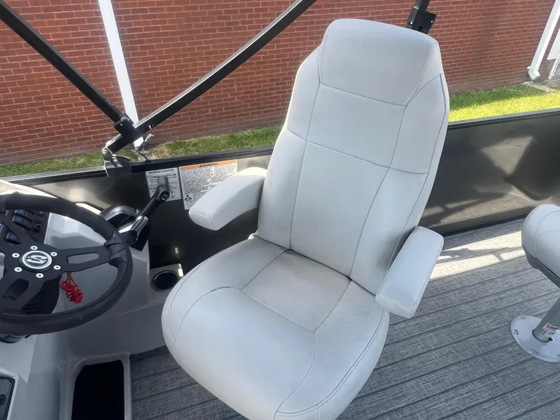 Slide: The Image of Captain's chair in 2021 Sylvan Mirage Fish 8522 Party Fish 4.0 boat. - 17