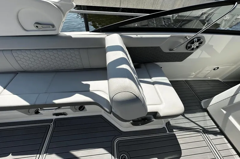 Slide: The Image of Sea Ray SDX 250 Outboard 2023 - 17