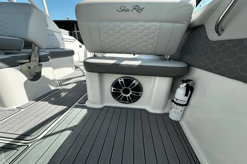 Slide: The Image of Sea Ray SDX 250 Outboard 2023 - 31