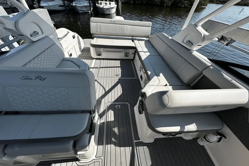Slide: The Image of Sea Ray SDX 250 Outboard 2023 - 32