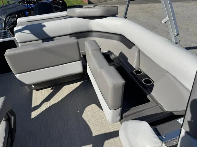 Slide: The Image of Princecraft Vectra 21 L 90HP 2025 - 6