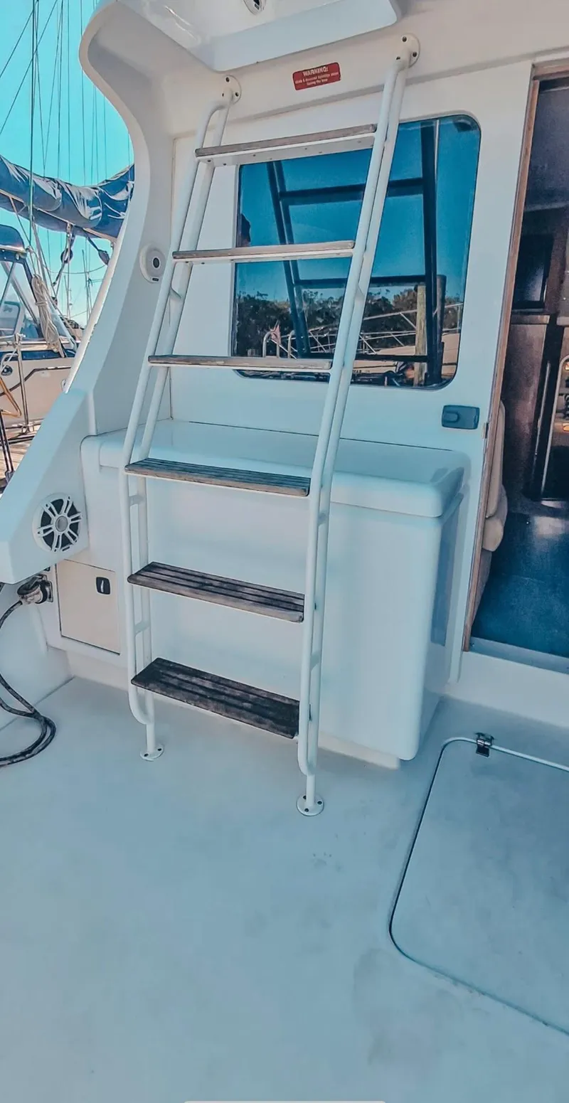 Slide: The Image of 1993 Luhrs 350 Tournament boat ladder and deck area. - 7