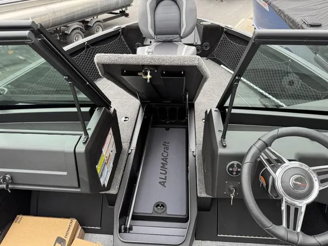 Slide: The Image of Alumacraft Competitor 175X Sport 2025 - 22