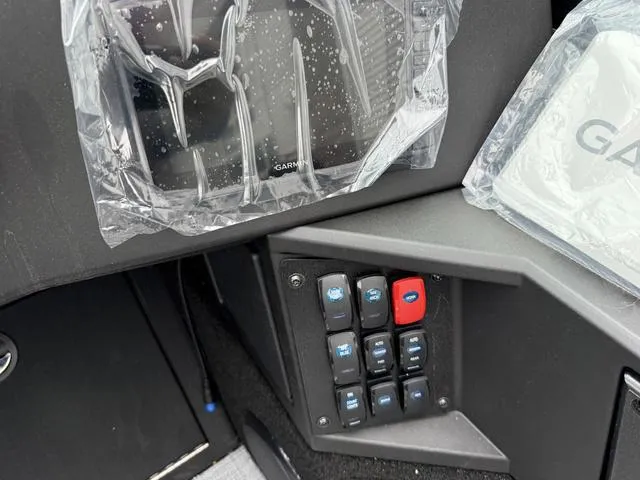 Slide: The Image of Alumacraft Competitor 175X Sport 2025 - 23