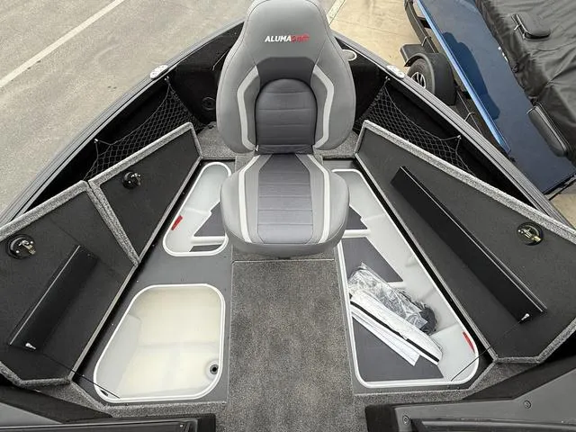 Slide: The Image of Alumacraft Competitor 175X Sport 2025 - 25