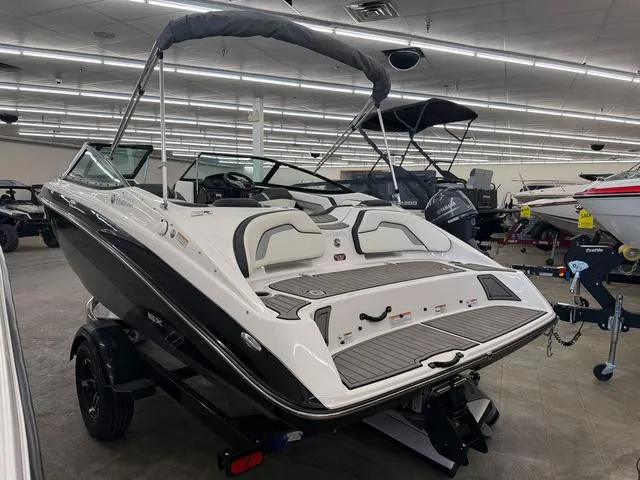 Slide: The Image of 2017 Yamaha Boats SX195 in showroom, featuring sleek design and modern amenities. - 4