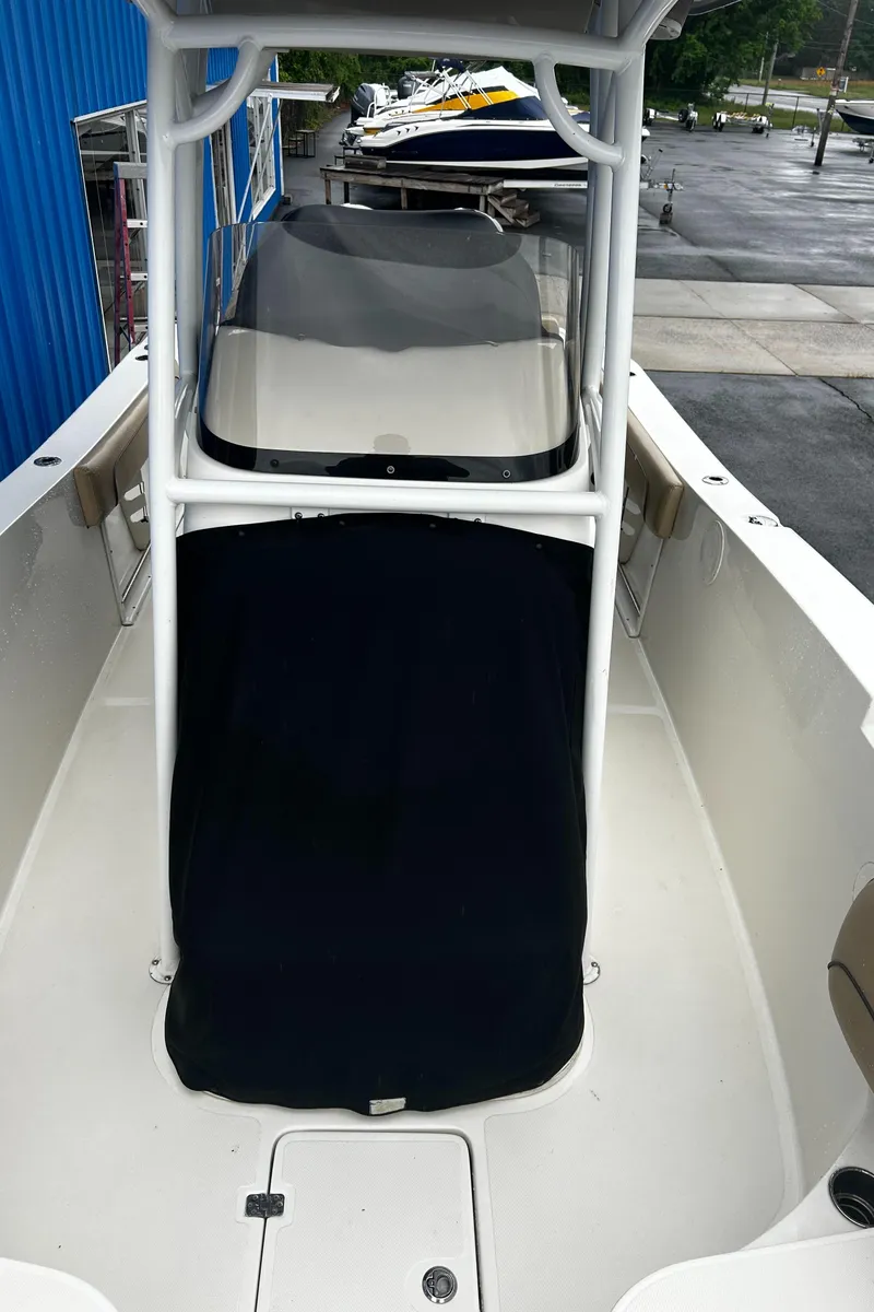 Slide: The Image of 2018 NauticStar 25 XS Offshore boat, white exterior, docked at marina. - 23