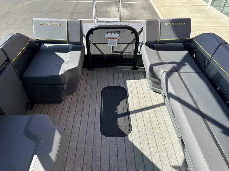 Slide: The Image of Manitou Explore 22MAX Switchback 2025 - 8