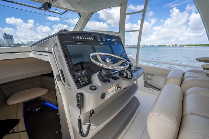 Slide: The Image of Boston Whaler 420 Outrage 2016 - 100
