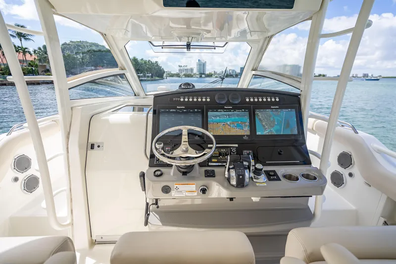 Slide: The Image of Boston Whaler 420 Outrage 2016 - 101