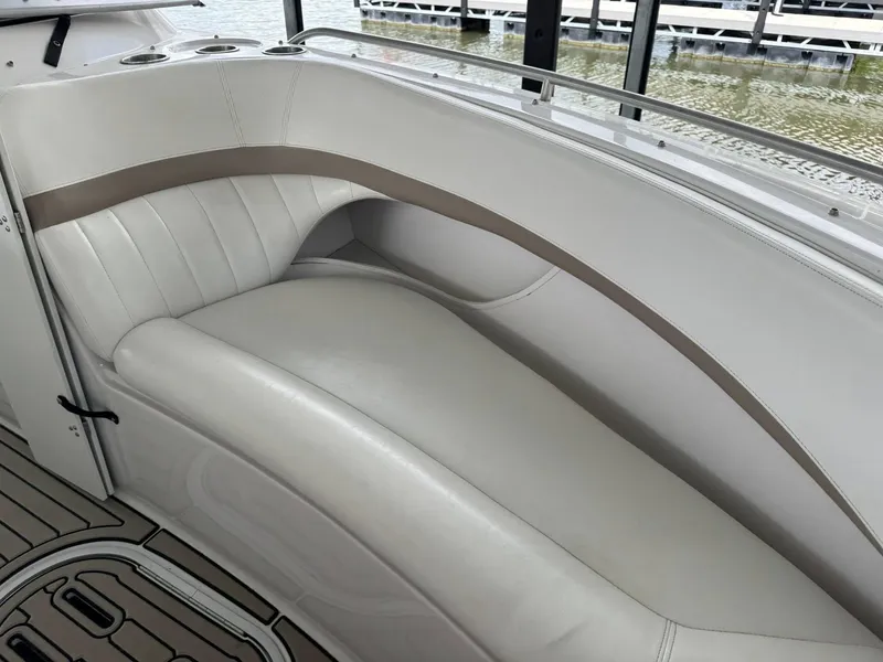 Slide: The Image of 2006 Four Winns 290 Horizon boat interior with white leather seating and cup holders. - 12