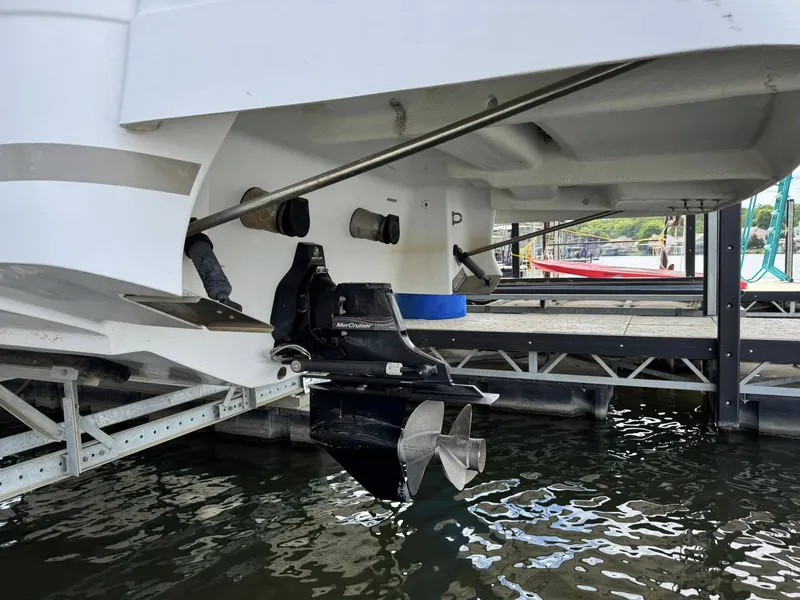 Slide: The Image of 2006 Four Winns 290 Horizon boat stern with MerCruiser outdrive in marina. - 24