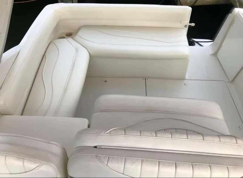 Slide: The Image of White leather seating on a 2000 Maxum 2800 SCR boat. - 6