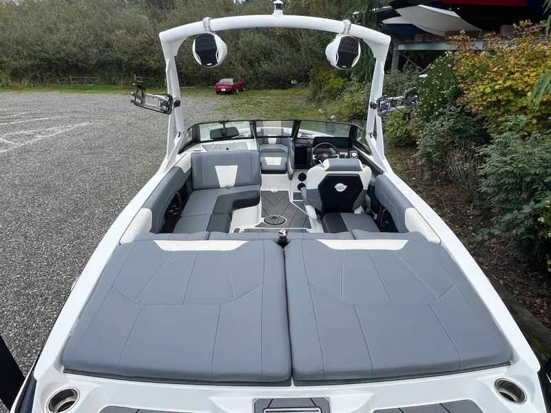 Slide: The Image of Malibu Wakesetter 20 VTX 2025 - 8