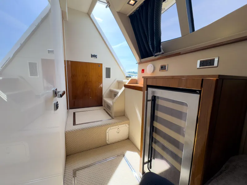 Slide: The Image of Interior of 2012 Sunseeker Manhattan 63 yacht, featuring modern design and compact amenities. - 39