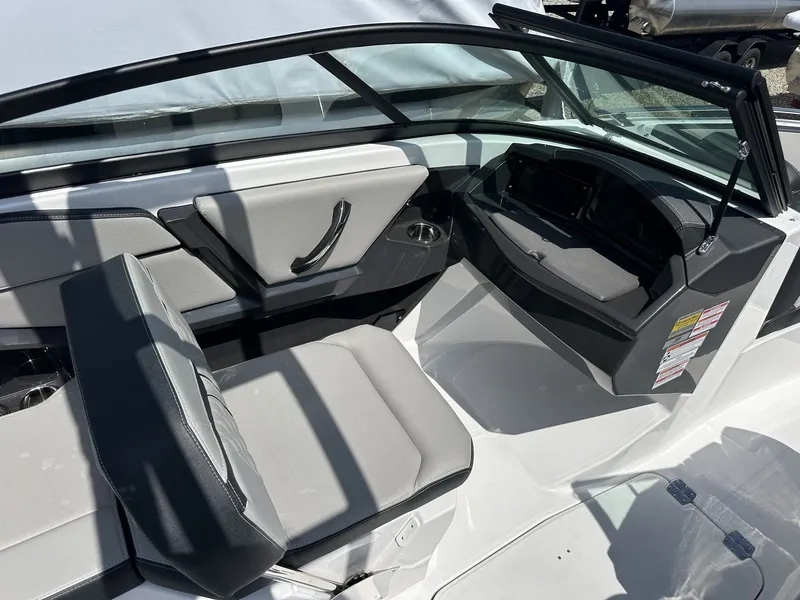 Slide: The Image of Monterey 215SS Super Sport 2025 - 9