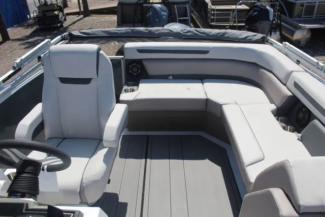 Slide: The Image of Hurricane FunDeck 2260 REF 2025 - 13