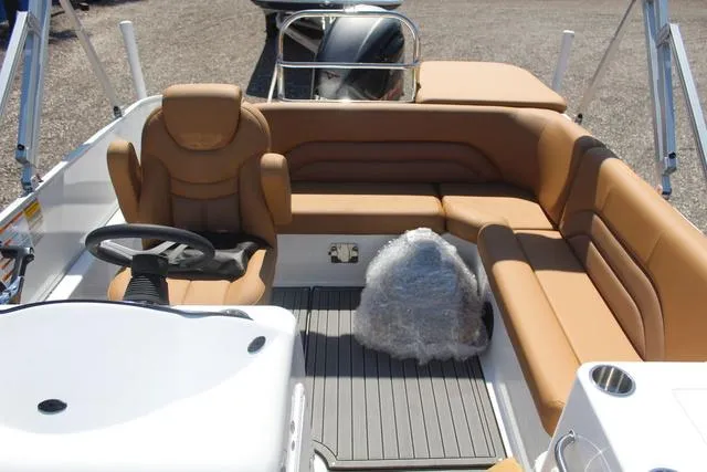 Slide: The Image of Hurricane FunDeck 198 RE 2025 - 14