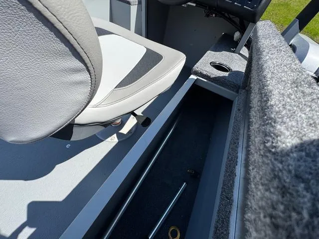 Slide: The Image of Princecraft Resorter® 160 SC 2025 - 9