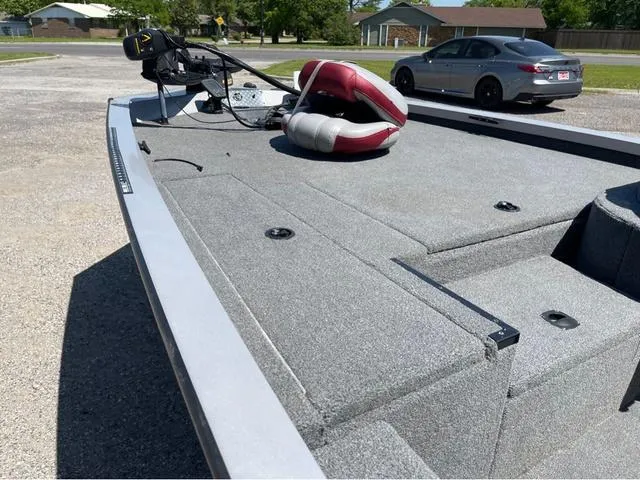 Slide: The Image of 2015 G3 Eagle Talon 17 DLX boat with trolling motor and seat on deck. - 10