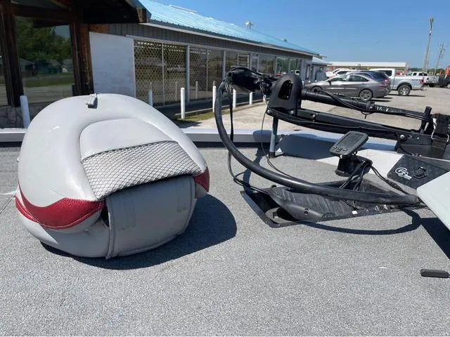 Slide: The Image of 2015 G3 Eagle Talon 17 DLX boat with trolling motor and seat on deck. - 13