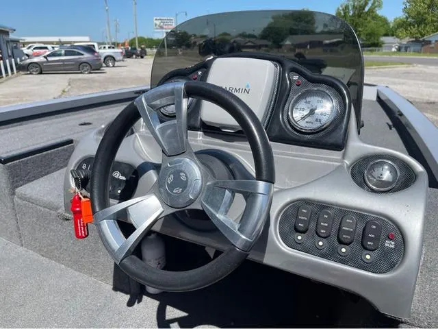 Slide: The Image of Steering console of 2015 G3 Eagle Talon 17 DLX boat with Garmin display and controls. - 15