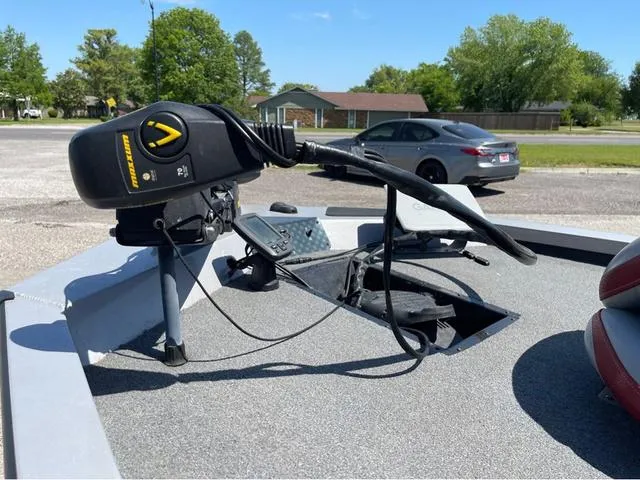 Slide: The Image of 2015 G3 Eagle Talon 17 DLX boat with trolling motor and control panel. - 8