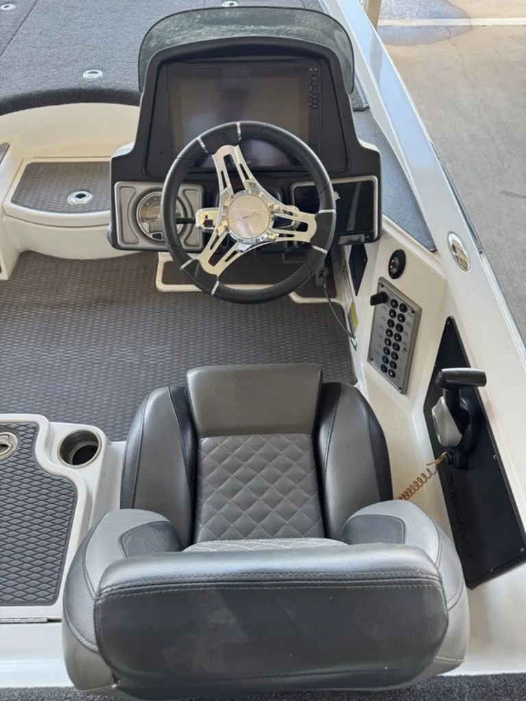 Slide: The Image of Caymas CX 21 PRO 2022 - 6