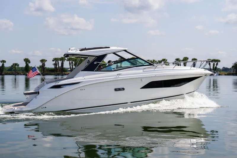 Slide: The Image of Sea Ray Sundancer 320 2025 - 15