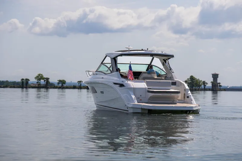 Slide: The Image of Sea Ray Sundancer 320 2025 - 16