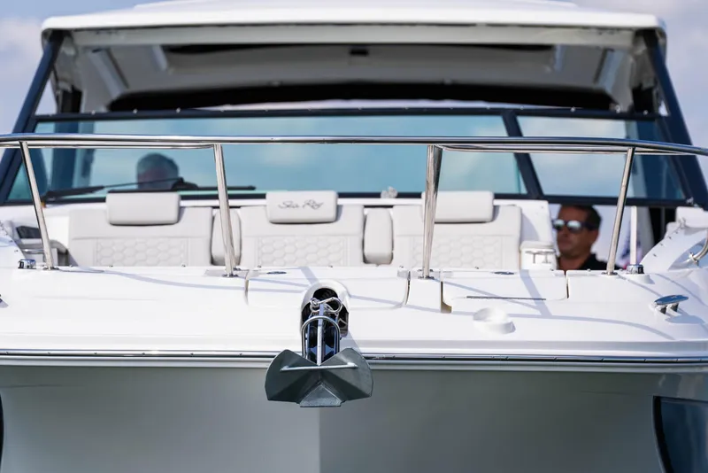 Slide: The Image of Sea Ray Sundancer 320 2025 - 18