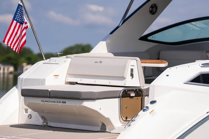 Slide: The Image of Sea Ray Sundancer 320 2025 - 19