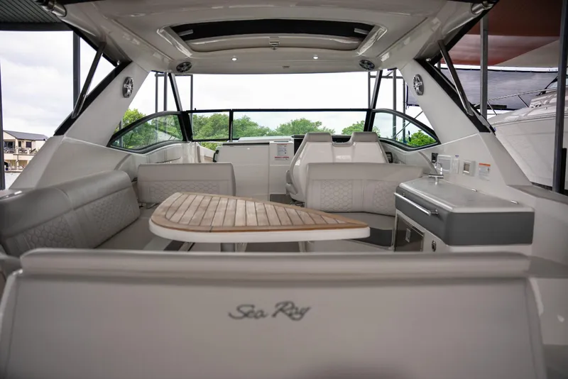 Slide: The Image of Sea Ray Sundancer 320 2025 - 21